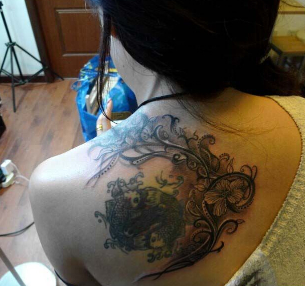 点击大图看下一张：女生背部鲤鱼蔷薇藤蔓纹身图案