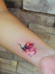 手腕处小小的彩绘花朵纹身图案