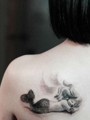 背部水墨小美人鱼纹身图案
