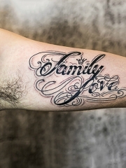 手臂艺术感十足的花体字英文纹身图案