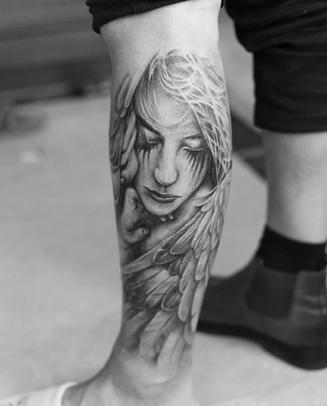 点击大图看下一张：小腿唯美哀伤的天使纹身图案