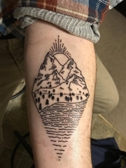 男性黑色手臂山水纹身几何图简单个性线条纹身图片