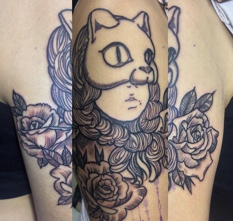 点击大图看下一张：手臂黑色粗线条纹身玫瑰花围绕猫面具女孩纹身图片