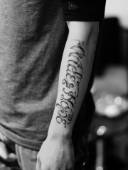 手臂黑白花体英文字母纹身图案