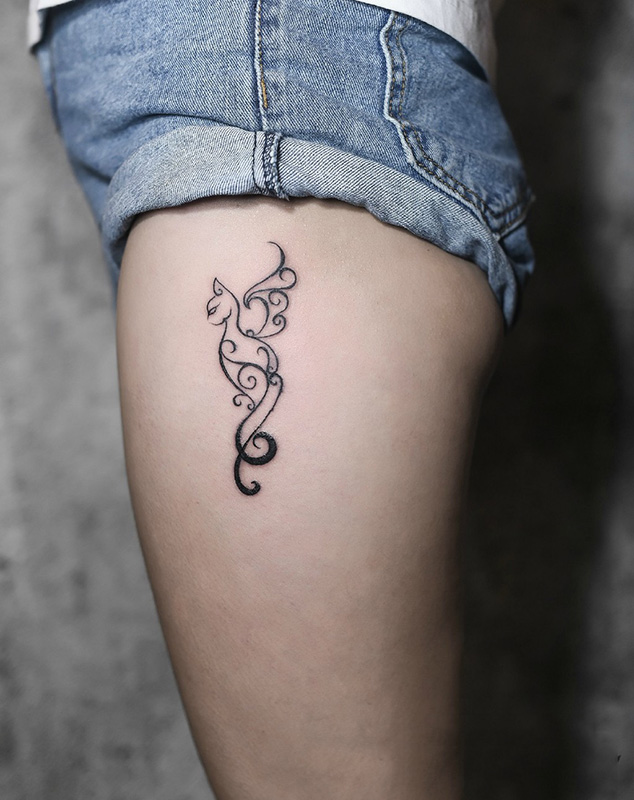 点击大图看下一张：女生腿部猫咪图腾纹身图案