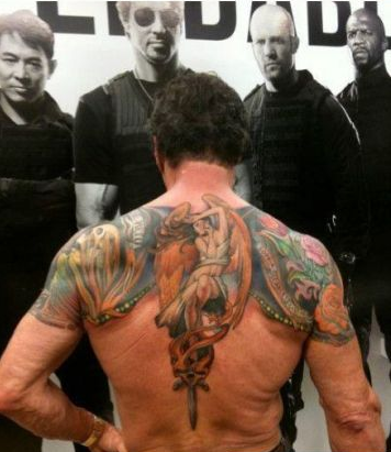 点击大图看下一张：欧美型男史泰龙后背霸气纹身图案
