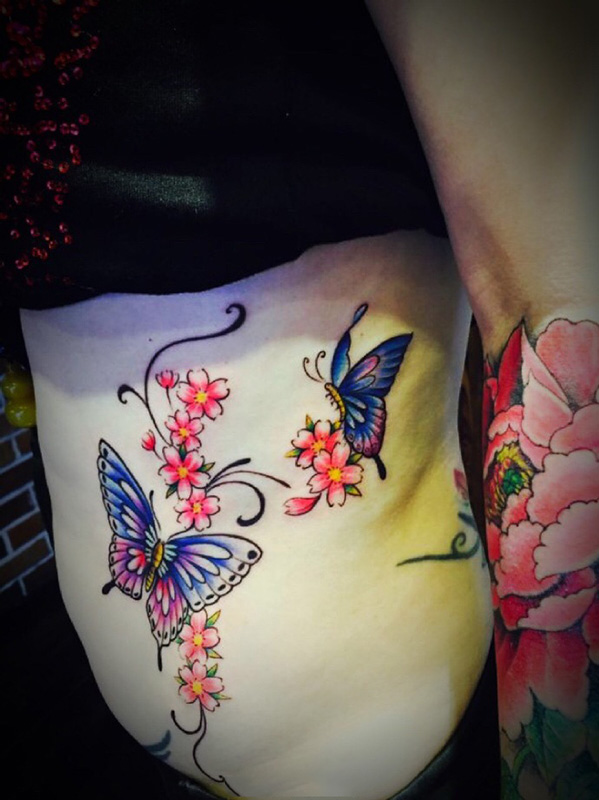 点击大图看下一张：腰部美丽的蝴蝶与花蕊彩绘纹身图案