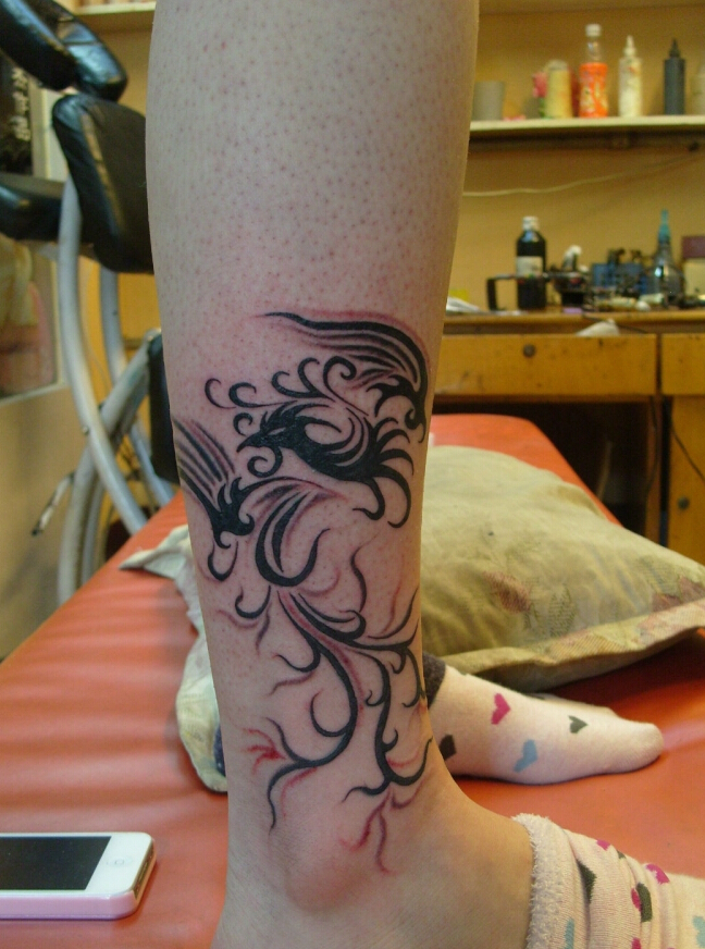 点击大图看下一张：女生腿部凤凰图腾纹身图案