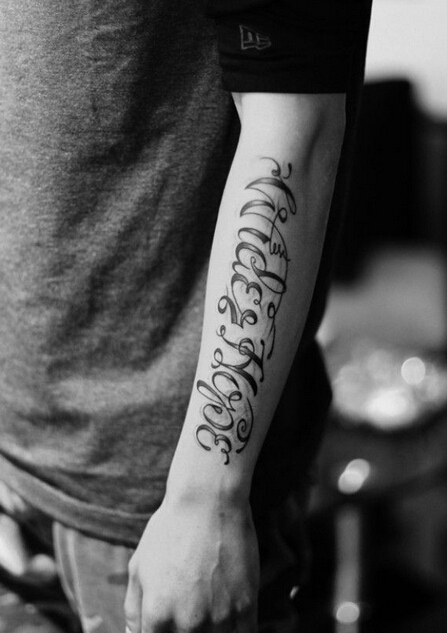 点击大图看下一张：手臂黑白花体英文字母纹身图案