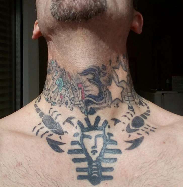 点击大图看下一张：颈部黑色简单个性线条纹身蝎子纹身小动物纹身图案