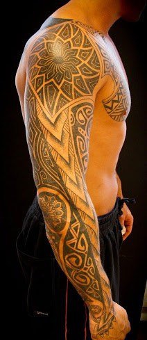 点击大图看下一张：男性超帅气的花臂部落图腾纹身图案