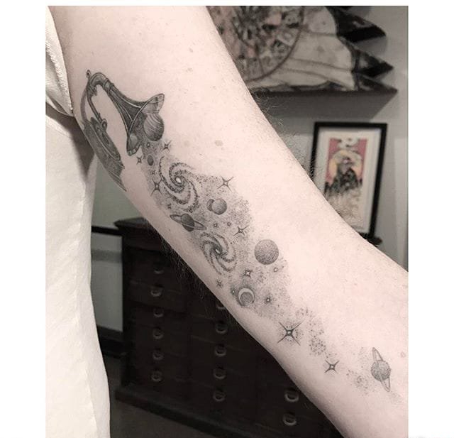 点击大图看下一张：手臂上黑灰色几何纹身点刺技巧纹身图案
