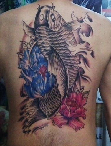 点击大图看下一张：男性背部个性满背鲤鱼花朵纹身图案