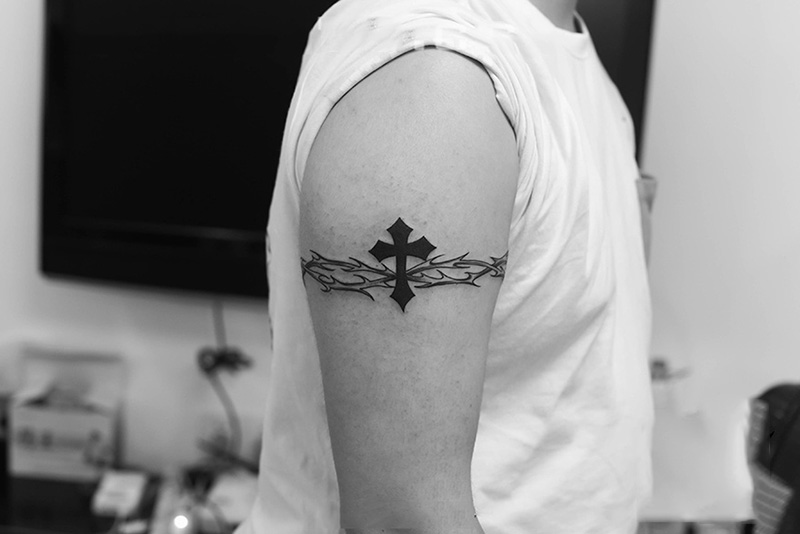 点击大图看下一张：手臂十字架蔓藤臂环纹身图案
