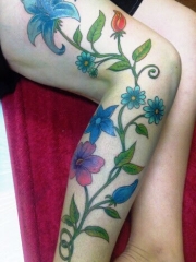 布满整条腿部的长型花朵藤蔓纹身图案