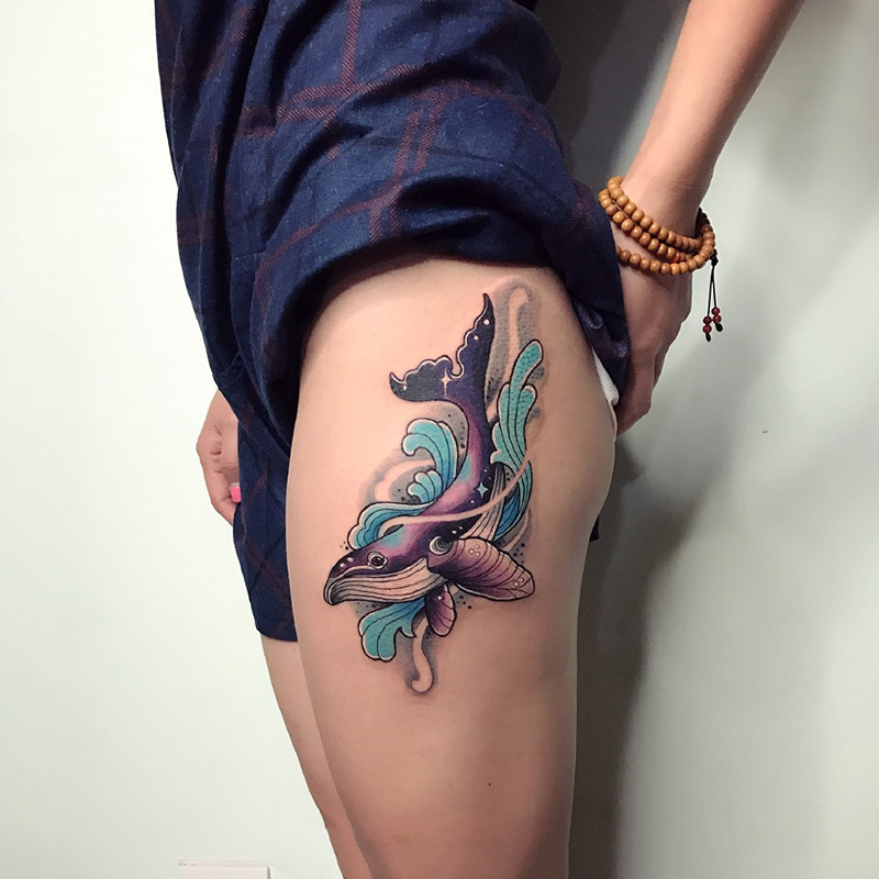 点击大图看下一张：大腿漂亮的鲸鱼彩绘纹身图案