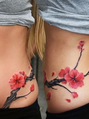 腰部美丽的中国风梅花纹身图案