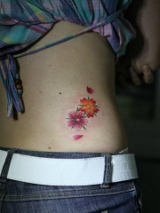 美女腰部精美小巧的樱花纹身图片