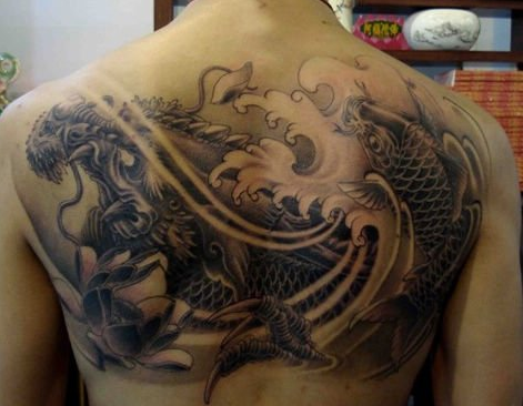 点击大图看下一张：背部超酷的鲤鱼纹身图案