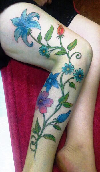 点击大图看下一张：布满整条腿部的长型花朵藤蔓纹身图案