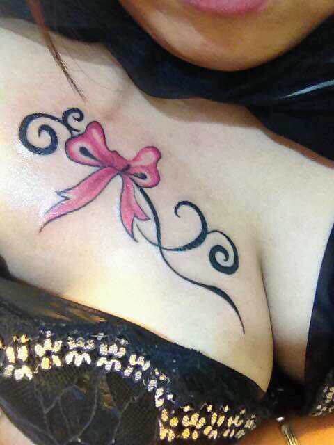 点击大图看下一张：美女胸部性感彩绘蝴蝶结纹身图案