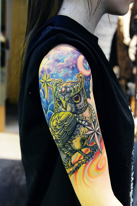 点击大图看下一张：手臂华丽的猫头鹰彩绘纹身