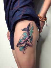 大腿漂亮的鲸鱼彩绘纹身图案