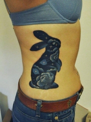 美女腰间星空兔子纹身图案