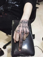 手背个性骨头纹身图案