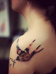 肩部玫瑰燕子创意纹身图案