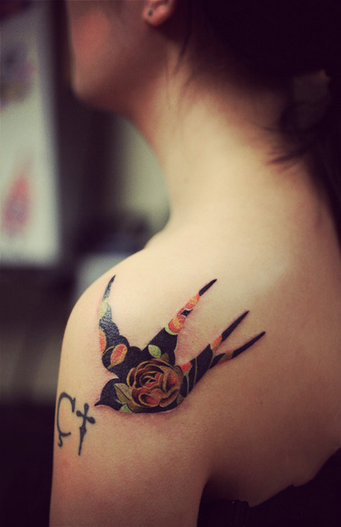 点击大图看下一张：肩部玫瑰燕子创意纹身图案