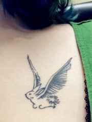 女性背部飞翔的兔子可爱刺青图案