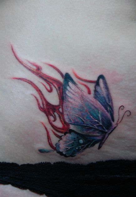 点击大图看下一张：腹部好看时尚的蝴蝶火焰纹身图案