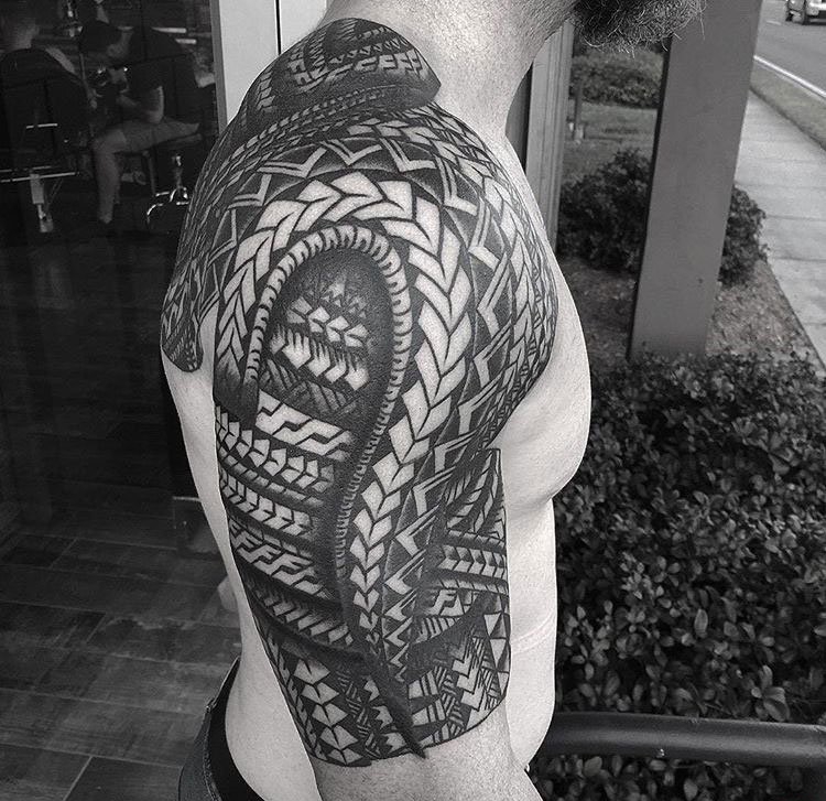 点击大图看下一张：25款男性黑色手臂线条纹身点刺技巧半甲纹身图案