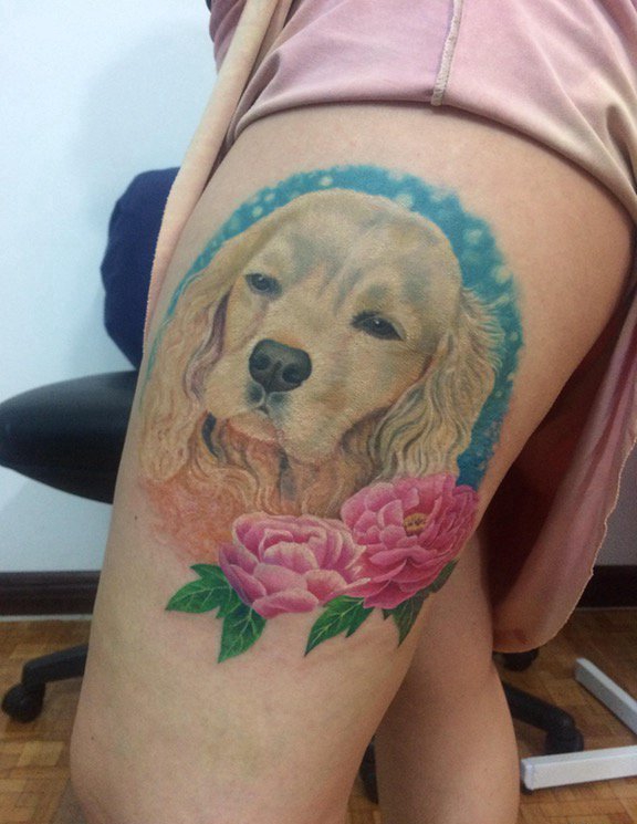 点击大图看下一张：大腿上彩色植物纹身小花朵和狗头纹身图片