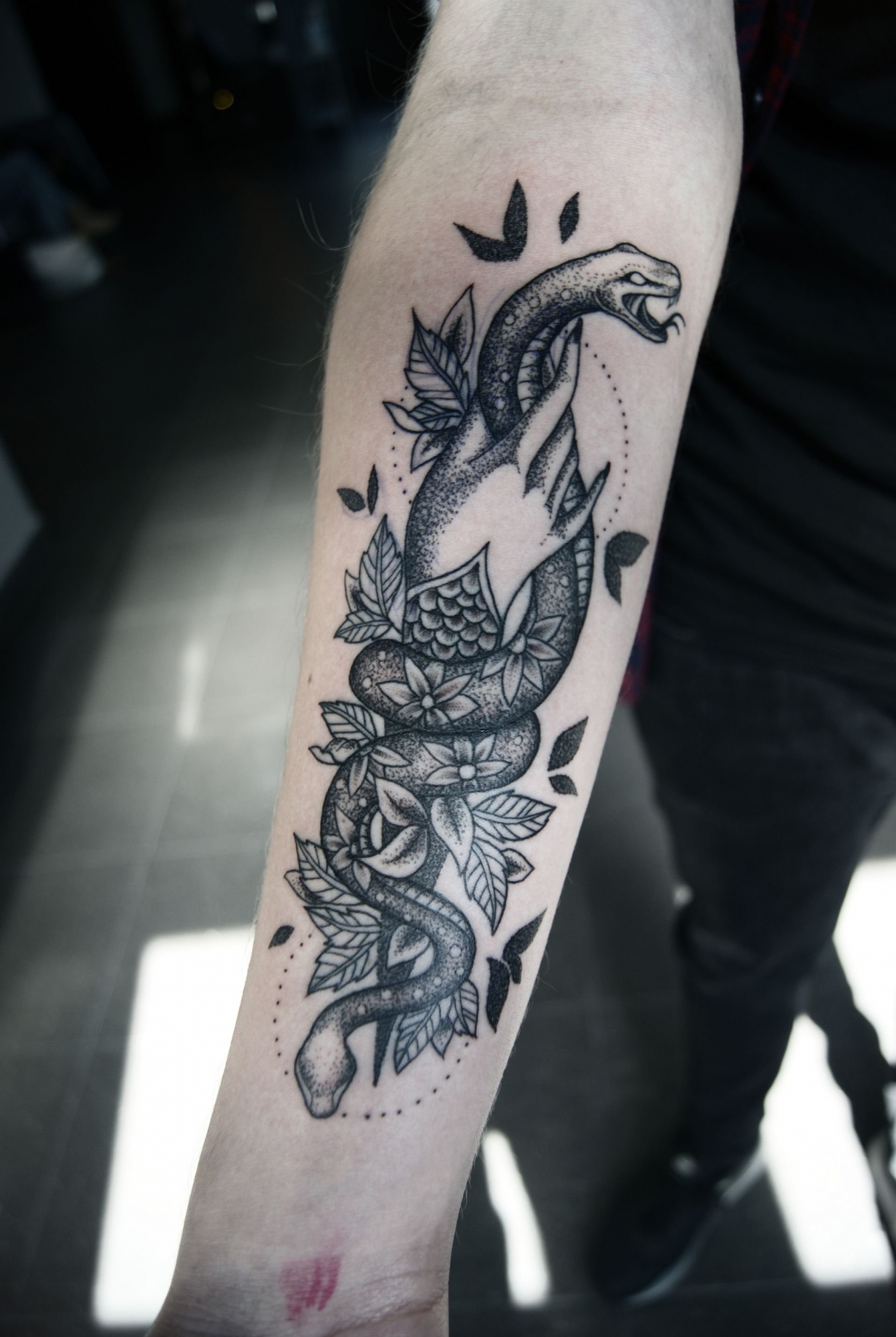 点击大图看下一张:黑色和白色手臂眼镜蛇纹身动物几何点刺纹身图案