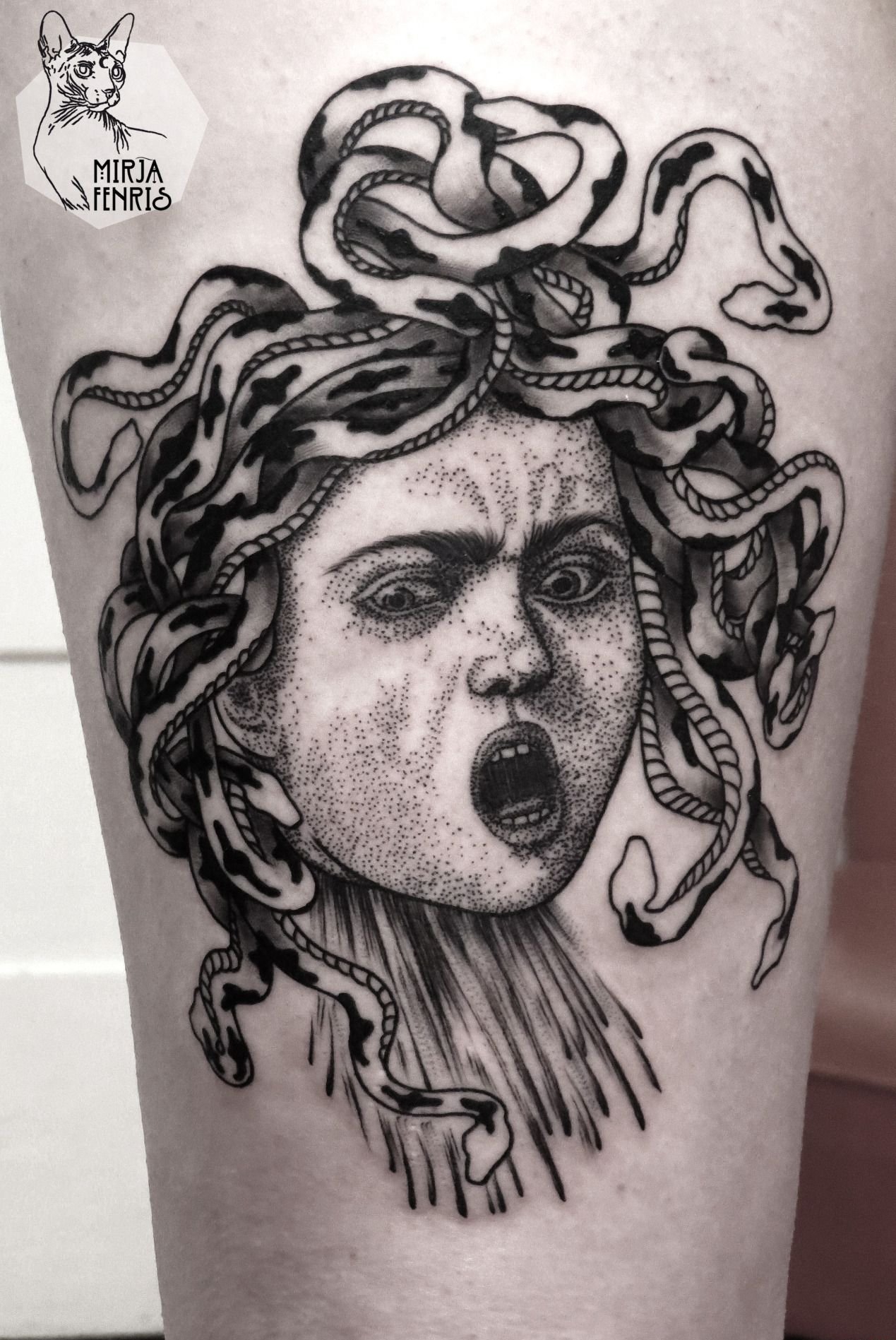 点击大图看下一张：黑色和白色手臂眼镜蛇纹身动物几何点刺纹身图案