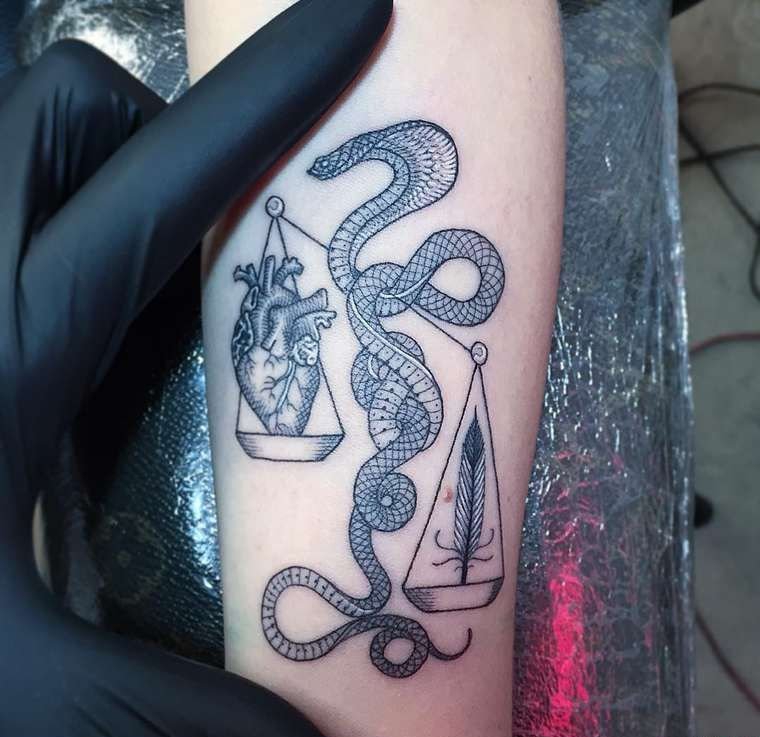 点击大图看下一张：黑色和白色手臂眼镜蛇纹身动物几何点刺纹身图案