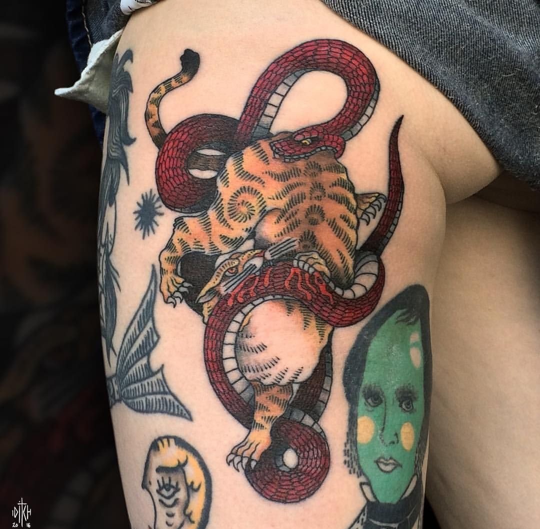 点击大图看下一张：黑色和白色手臂眼镜蛇纹身动物几何点刺纹身图案