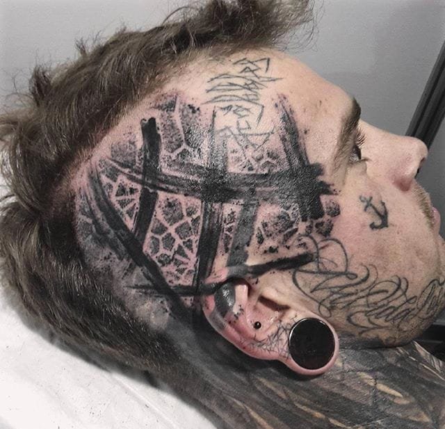 点击大图看下一张：黑色面部个性纹身耳朵上线条几何纹身图案