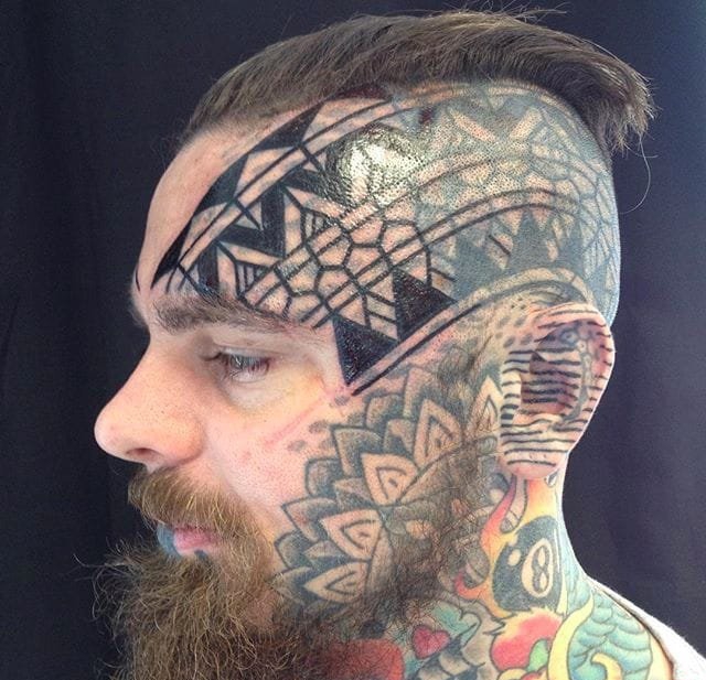 点击大图看下一张：黑色面部个性纹身耳朵上线条几何纹身图案