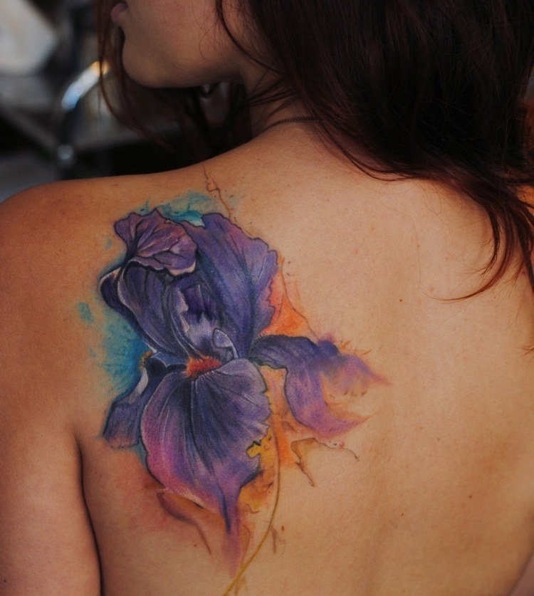 点击大图看下一张：美女超喜爱的水彩泼墨纹身小花朵图案