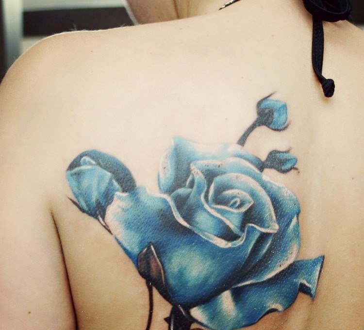 点击大图看下一张:美女超喜爱的水彩泼墨纹身小花朵图案