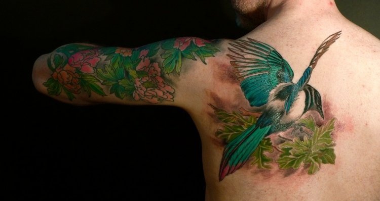 点击大图看下一张：美女超喜爱的水彩泼墨纹身小花朵图案