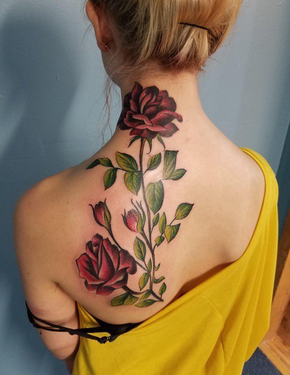 点击大图看下一张：美女蝴蝶骨纹身鲜艳的植物藤彩色纹身玫瑰花图案