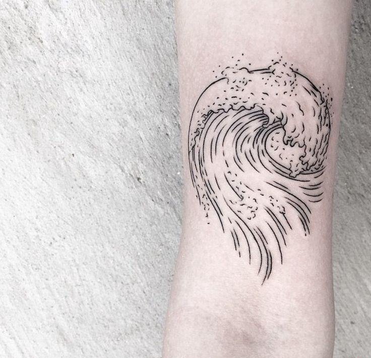 点击大图看下一张：手臂上黑色简单个性线条纹身海浪和浪花纹身图片