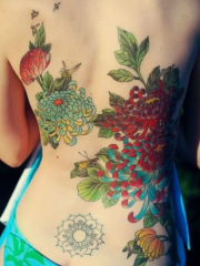 唯美菊花彩绘背部纹身图案