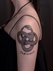 手臂衔尾蛇纹身图案