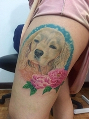 大腿上彩色植物纹身小花朵和狗头纹身图片