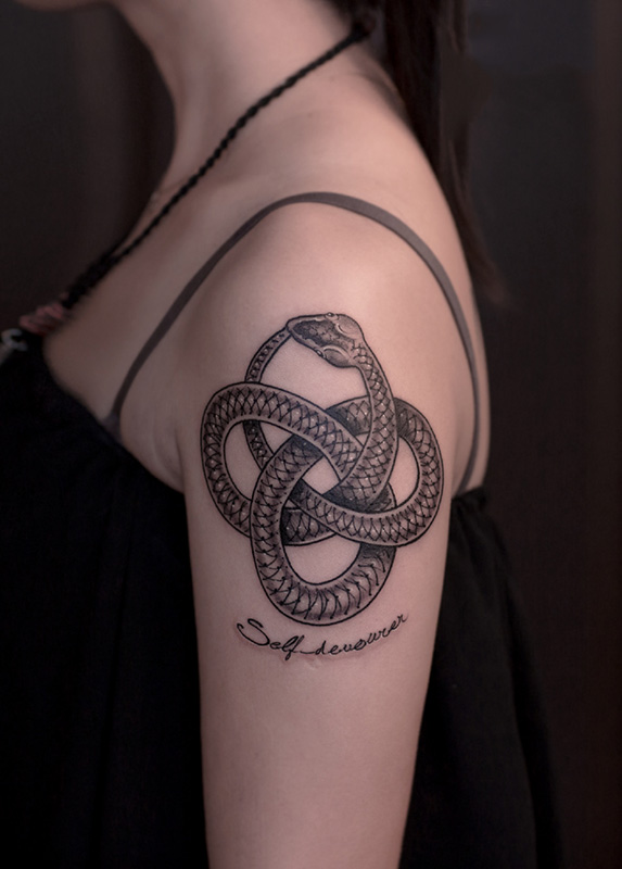 点击大图看下一张：手臂衔尾蛇纹身图案
